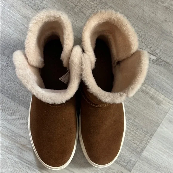 UGG Tan Suede Boots with Cream Shearling - Picture 3 of 4